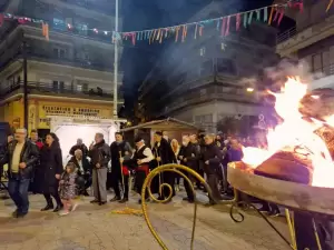 Κοζανίτικη Αποκριά – Γύρω από τη φωτιά συνεχίστηκε το γλέντι το βράδυ της Κυριακής