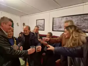 Κοζανίτικη Αποκριά – Γύρω από τη φωτιά συνεχίστηκε το γλέντι το βράδυ της Κυριακής