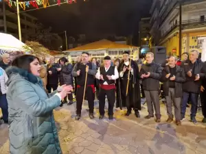 Κοζανίτικη Αποκριά – Γύρω από τη φωτιά συνεχίστηκε το γλέντι το βράδυ της Κυριακής