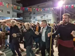 Κοζανίτικη Αποκριά – Γύρω από τη φωτιά συνεχίστηκε το γλέντι το βράδυ της Κυριακής