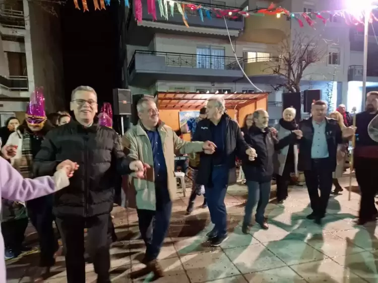 Κοζανίτικη Αποκριά - Γύρω από τη φωτιά συνεχίστηκε το γλέντι το βράδυ της Κυριακής Κοζανίτικη Αποκριά – Γύρω από τη φωτιά συνεχίστηκε το γλέντι το βράδυ της Κυριακής