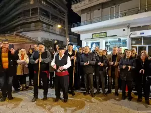 Κοζανίτικη Αποκριά – Γύρω από τη φωτιά συνεχίστηκε το γλέντι το βράδυ της Κυριακής