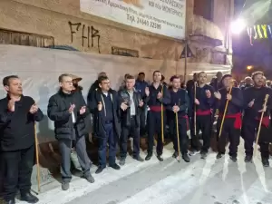 Κοζανίτικη Αποκριά – Γύρω από τη φωτιά συνεχίστηκε το γλέντι το βράδυ της Κυριακής