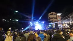 Ο Δήμος Αναστασιάδης «απογείωσε» τα Γρεβενά! – «Βούλιαξε» από κόσμο η κεντρική πλατεία Αιμιλιανού