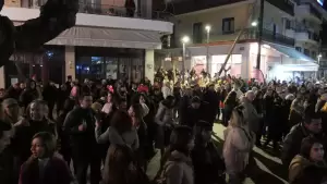 Ο Δήμος Αναστασιάδης «απογείωσε» τα Γρεβενά! – «Βούλιαξε» από κόσμο η κεντρική πλατεία Αιμιλιανού