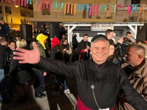 Ο Φανός “Παύλος Μελάς” άναψε το βράδυ της Κυριακής, παρουσία αρκετού κόσμου