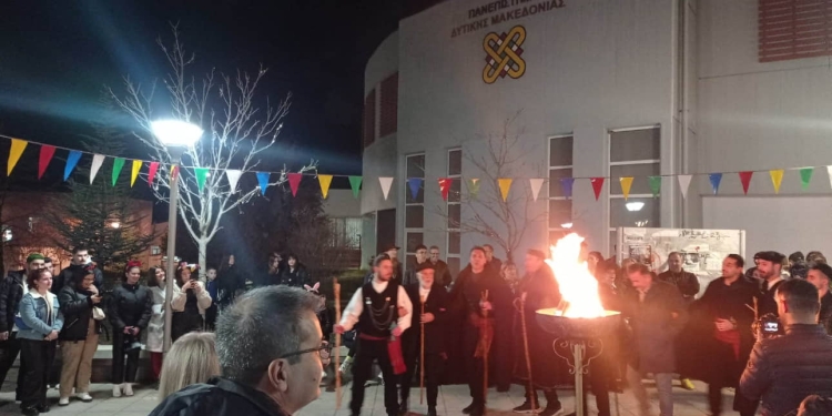 Ο Φανός Του Πανεπιστημίου Δυτικής Μακεδονίας Άναψε Το Βραδυ Της Τρίτης