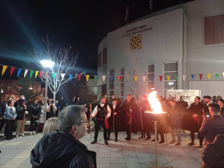 Ο Φανός Του Πανεπιστημίου Δυτικής Μακεδονίας Άναψε Το Βραδυ Της Τρίτης