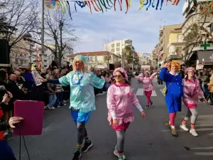 Σε παραδοσιακούς ρυθμούς πραγματοποιήθηκε η παρέλαση στην Κοζάνη
