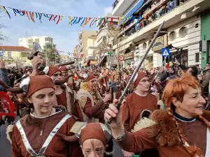 Σε παραδοσιακούς ρυθμούς πραγματοποιήθηκε η παρέλαση στην Κοζάνη