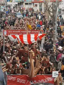Σε παραδοσιακούς ρυθμούς πραγματοποιήθηκε η παρέλαση στην Κοζάνη