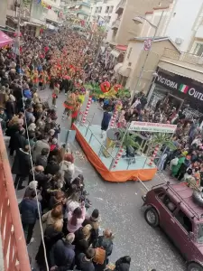 Σε παραδοσιακούς ρυθμούς πραγματοποιήθηκε η παρέλαση στην Κοζάνη