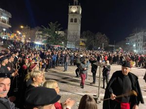 Το γλέντι μόλις ξεκίνησε… Η επίσημη έναρξή της αποκριάς άρχισε το βράδυ της Τσικνοπέμπης