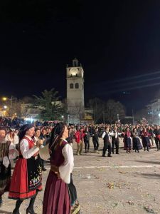 Το γλέντι μόλις ξεκίνησε… Η επίσημη έναρξή της αποκριάς άρχισε το βράδυ της Τσικνοπέμπης