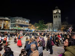 Το γλέντι μόλις ξεκίνησε… Η επίσημη έναρξή της αποκριάς άρχισε το βράδυ της Τσικνοπέμπης
