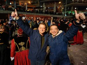 Το γλέντι μόλις ξεκίνησε… Η επίσημη έναρξή της αποκριάς άρχισε το βράδυ της Τσικνοπέμπης