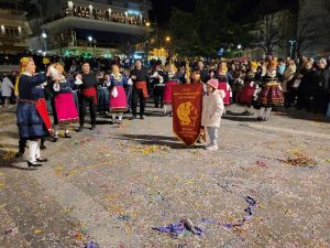 Το γλέντι μόλις ξεκίνησε… Η επίσημη έναρξή της αποκριάς άρχισε το βράδυ της Τσικνοπέμπης