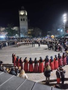 Το γλέντι μόλις ξεκίνησε… Η επίσημη έναρξή της αποκριάς άρχισε το βράδυ της Τσικνοπέμπης