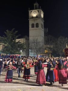 Το γλέντι μόλις ξεκίνησε… Η επίσημη έναρξή της αποκριάς άρχισε το βράδυ της Τσικνοπέμπης