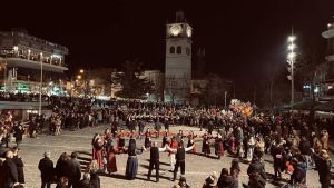 Το γλέντι μόλις ξεκίνησε… Η επίσημη έναρξή της αποκριάς άρχισε το βράδυ της Τσικνοπέμπης