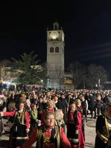 Το γλέντι μόλις ξεκίνησε… Η επίσημη έναρξή της αποκριάς άρχισε το βράδυ της Τσικνοπέμπης