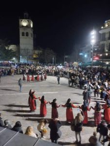 Το γλέντι μόλις ξεκίνησε… Η επίσημη έναρξή της αποκριάς άρχισε το βράδυ της Τσικνοπέμπης
