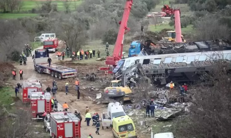 Σύγκρουση τρένων στα Τέμπη: Συνεχίζεται η επιχείρηση έρευνας και απεγκλωβισμού για τυχόν επιζώντες