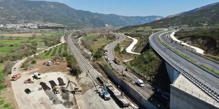 Τέμπη: Απομακρύνθηκαν τα βαγόνια από το σημείο της τραγωδίας (εικόνες)