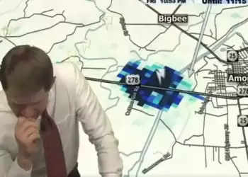 Ανεμοστρόβιλος στο Μισισίπι: Η στιγμή που μετεωρολόγος «λυγίζει» βλέποντας την πρόβλεψη