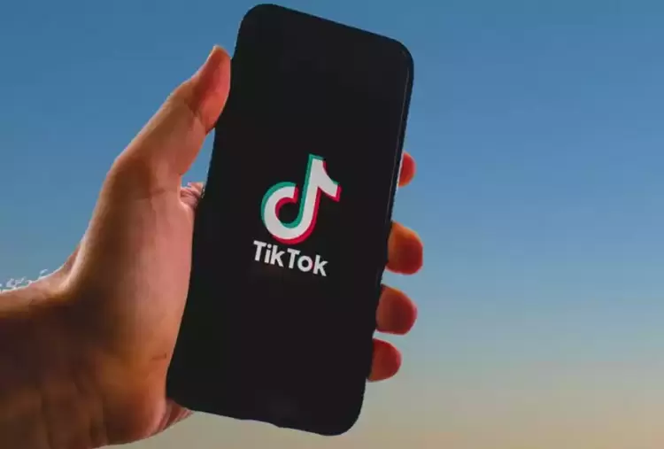Πώς το Tiktok έγινε «μαύρο πρόβατο» στη Δύση και βρέθηκε στο στόχαστρο κυβερνήσεων