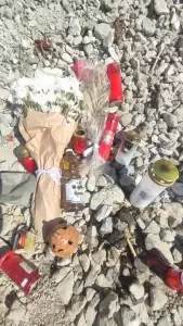 Τέμπη: Κεριά και φωτογραφίες για την τραγωδία που δεν πρέπει να ξεχαστεί