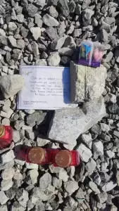 Τέμπη: Κεριά και φωτογραφίες για την τραγωδία που δεν πρέπει να ξεχαστεί