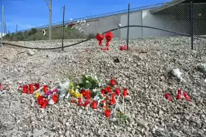 Τέμπη: Κεριά και φωτογραφίες για την τραγωδία που δεν πρέπει να ξεχαστεί