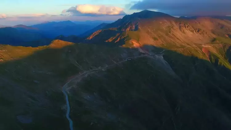 Ο υψηλότερος δρόμος στην Ελλάδα -Πού βρίσκεται (video) Ο υψηλότερος δρόμος στην Ελλάδα Πού βρίσκεται (video)