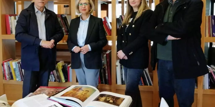 Κοβεντάρειος Βιβλιοθήκη Κοζάνης: Δωρεά 1.000 Βιβλίων Από Τον Κωνσταντίνο Καμπουρίδη