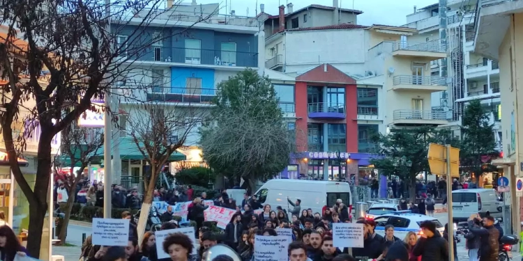 Οι Φοιτητικοί Σύλλογοι Κοζάνης Κάλεσαν Τον Κόσμο Σε Κινητοποίηση Στην Κεντρική Πλατεία Της Πόλης
