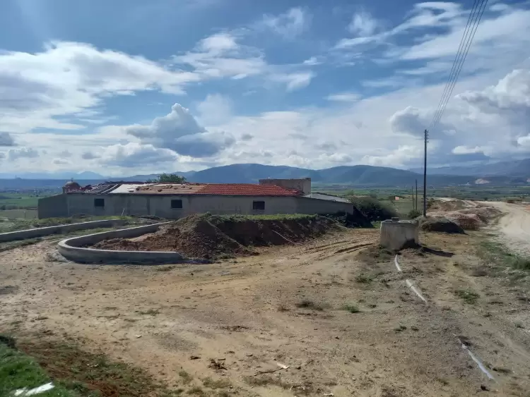 47.700,00 € για κατεδάφιση τριών (3 !) μικρών στάβλων στον οικισμό του Νέου Κομάνου!