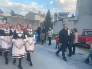 Αναβίωσε και φέτος το έθιμο των Λαζαρίνων στον Κρόκο Κοζάνης Αναβίωσε και φέτος το έθιμο των Λαζαρίνων στον Κρόκο Κοζάνης
