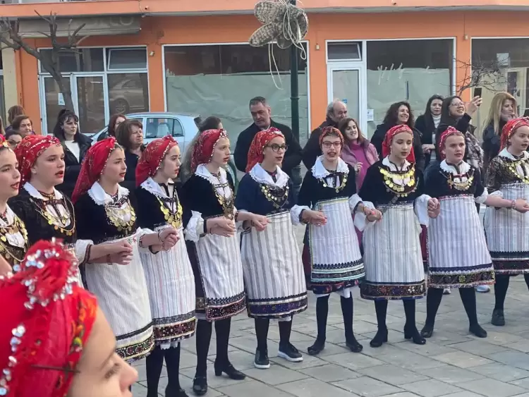 Αναβίωσε και φέτος το έθιμο των Λαζαρίνων στον Κρόκο Κοζάνης Αναβίωσε και φέτος το έθιμο των Λαζαρίνων στον Κρόκο Κοζάνης