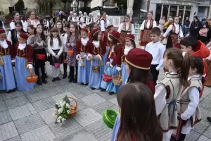 Η αναβίωση του εθίμου «Λάζαρα» από τον Δήμο Φλώρινας και πολιτιστικούς συλλόγους Η αναβίωση του εθίμου «Λάζαρα» από τον Δήμο Φλώρινας και πολιτιστικούς συλλόγους