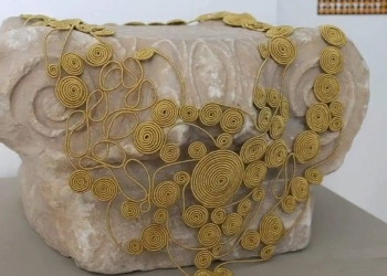 Δημιουργεί Στην Κοζάνη Κοσμήματα Με Χρυσοκλωστή Και Ενώνει Την Αρχαιότητα Με Τις Λαζαρίνες, Την Αθήνα Με Το Παρίσι