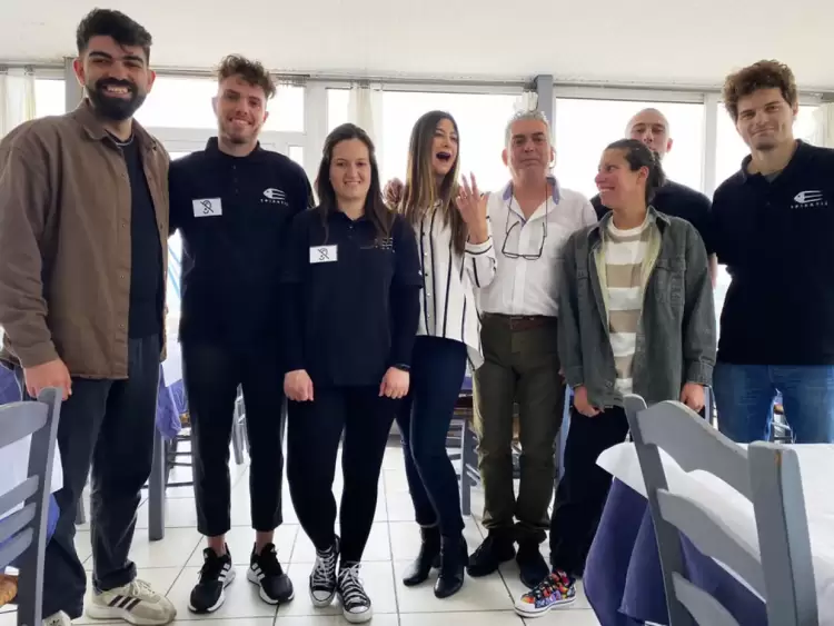 «Ένα βλέμμα αρκεί»: Η ταβέρνα στη Θεσσαλονίκη που απασχολεί μόνο βαρήκοους και κωφούς ως σερβιτόρους και μάγειρες