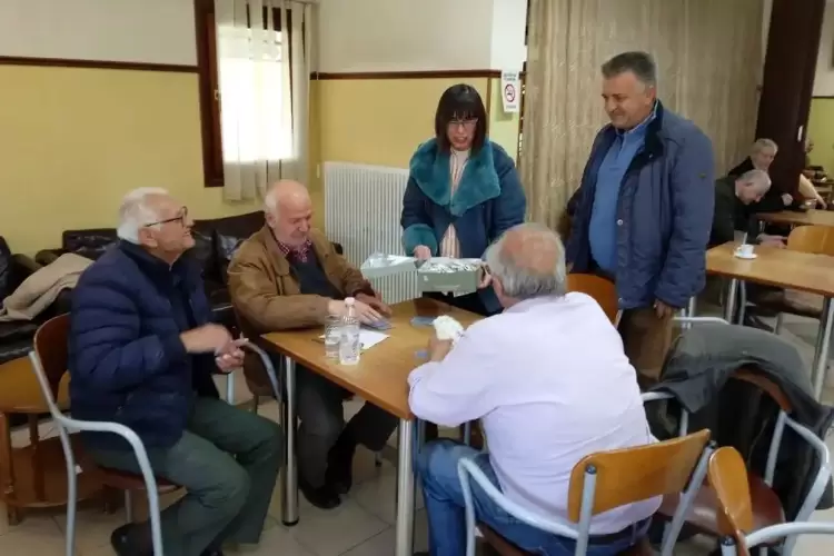 Ευχές σε Γηροκομείο – Καπή και Λαϊκή Αγορά από την Αντιπεριφερειάρχη Καστοριάς και τον Θ. Αντιπεριφερειάρχη Πολιτικής Προστασίας