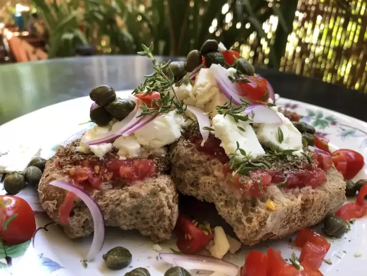 Ιστοσελίδα ανέδειξε τις 100 καλύτερες σαλάτες στον κόσμο και κορυφαία είναι ο ντάκος