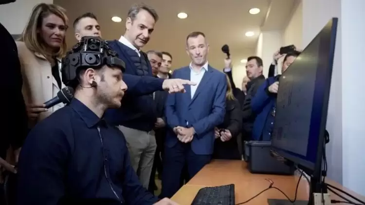 Κυριάκος Μητσοτάκης: Καλύτερους μισθούς για να επιβραβεύσουμε τους ερευνητές και να προσελκύσουμε ανθρώπους