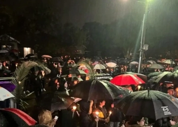 Μελβούρνη: Χιλιάδες Έλληνες Έψαλαν Το «Χριστός Ανέστη» Μέσα Στην Βροχή