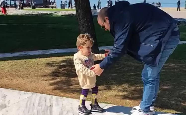 Ο μικρός Παναγιώτης Ραφαήλ περπατάει στο Λευκό Πύργο