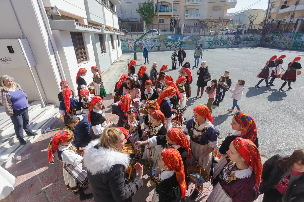 Οι Μικρές Λαζαρίνες Του Πολιτιστικού Συλλόγου Κρόκου Στην Αυλή Του 10Ου Δημοτικού Σχολείου 