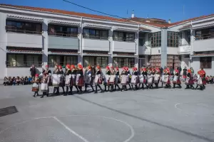 Οι μικρές Λαζαρίνες του Πολιτιστικού Συλλόγου Κρόκου στην αυλή του 10ου Δημοτικού Σχολείου Οι μικρές Λαζαρίνες του Πολιτιστικού Συλλόγου Κρόκου στην αυλή του 10ου Δημοτικού Σχολείου