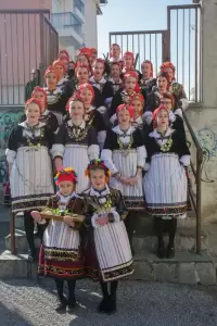 Οι μικρές Λαζαρίνες του Πολιτιστικού Συλλόγου Κρόκου στην αυλή του 10ου Δημοτικού Σχολείου Οι μικρές Λαζαρίνες του Πολιτιστικού Συλλόγου Κρόκου στην αυλή του 10ου Δημοτικού Σχολείου